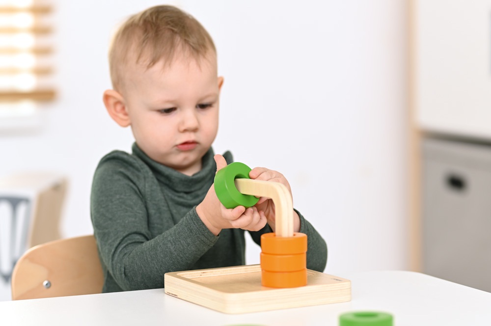 Wsparcie umiejętności poznawczych dzieci do lat trzech – wybór zabawek Montessori